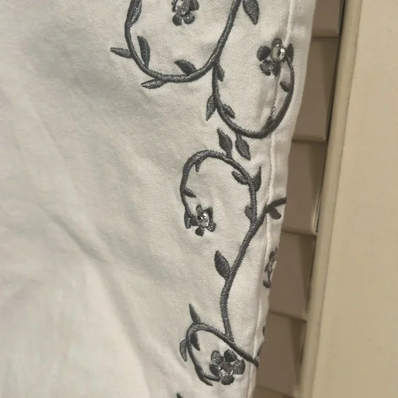 Boston Proper White Jeans with Vine Pattern & Bling 10 NWOT - Picture 3 of 5